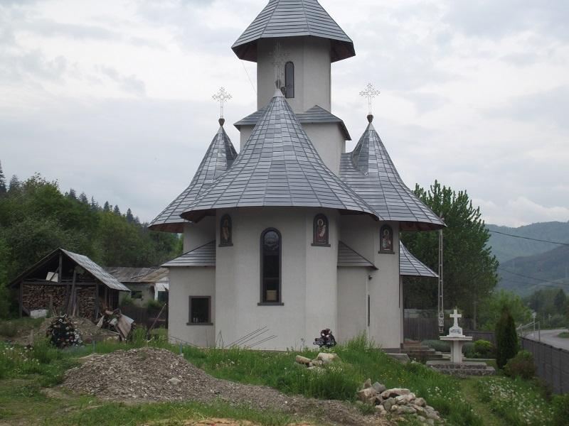 Biserica - vedere exterioară